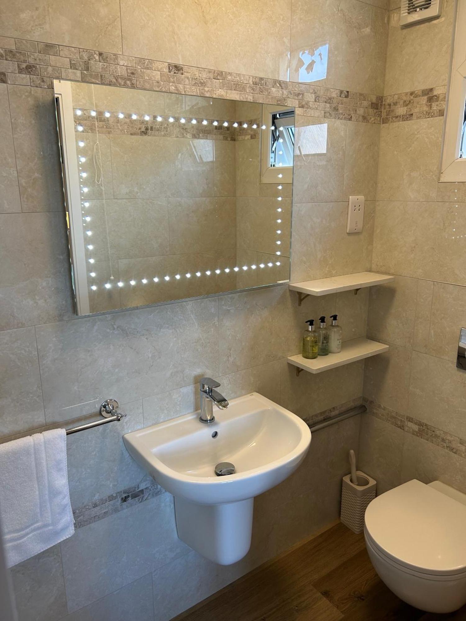 Oakwood Bed And Breakfast Heathrow Hillingdon Exteriér fotografie