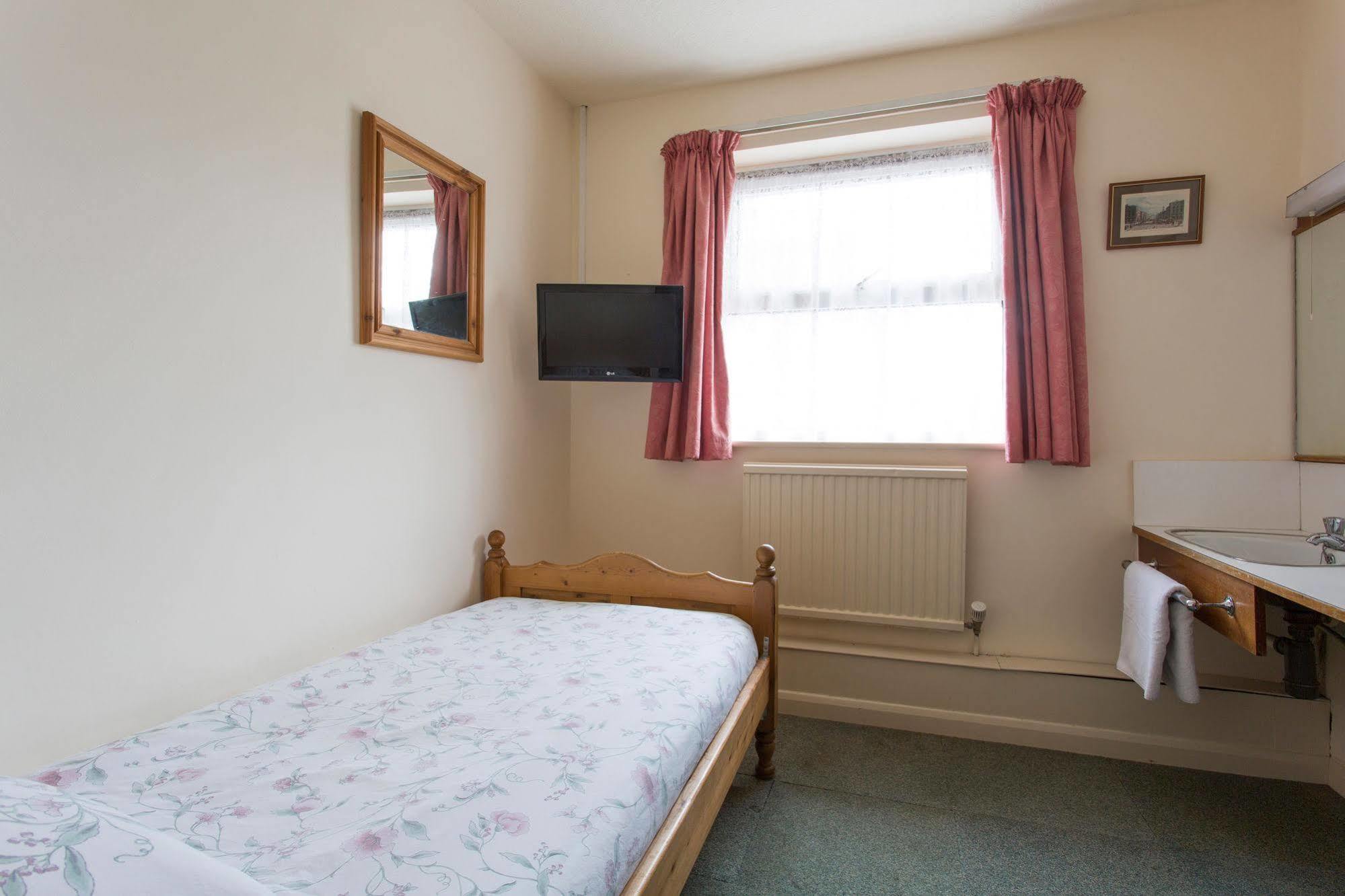 Oakwood Bed And Breakfast Heathrow Hillingdon Exteriér fotografie